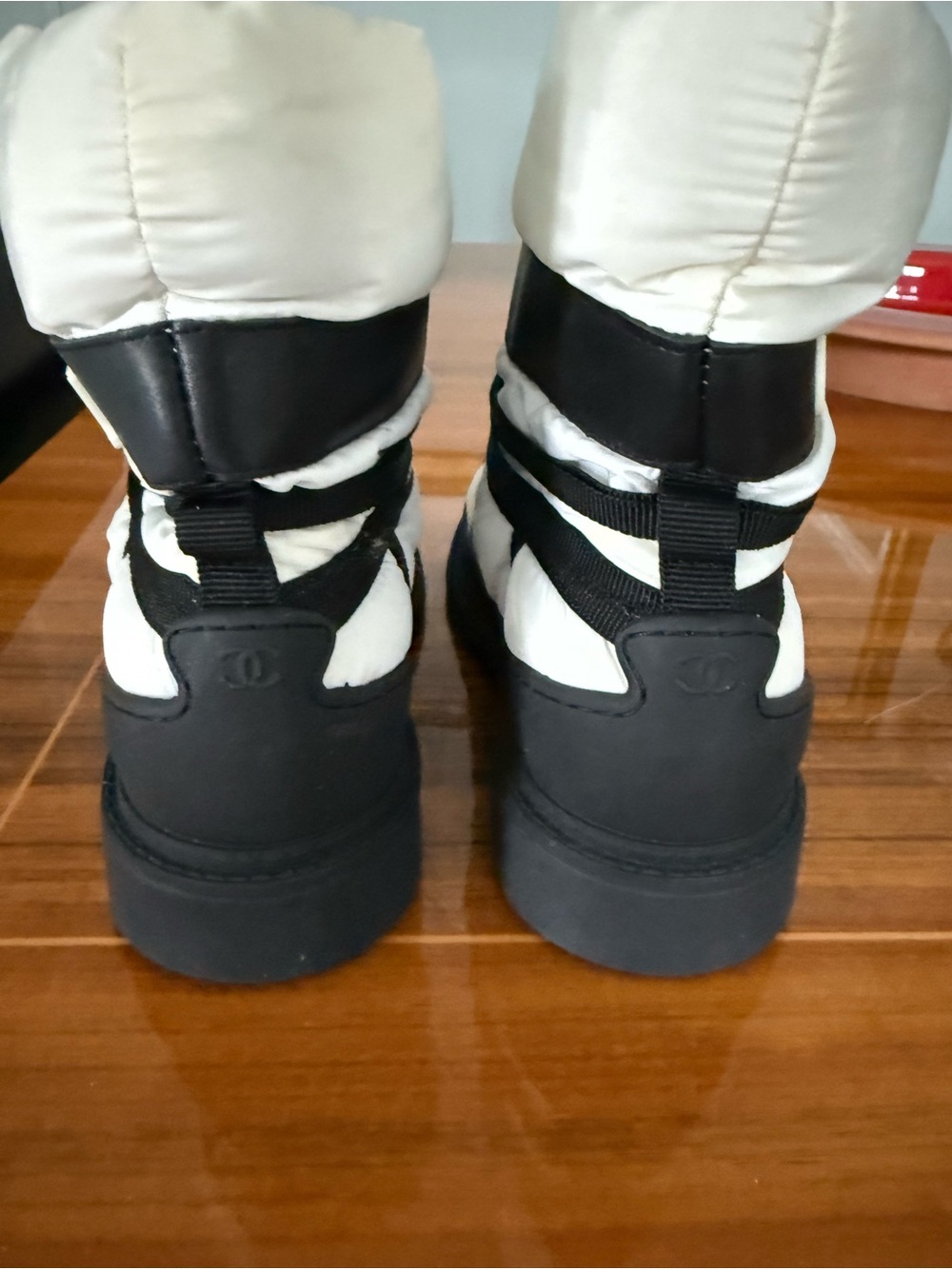 CHANEL White and Black Quilted Lace-Up Snow Boots - Picture 4 of 15